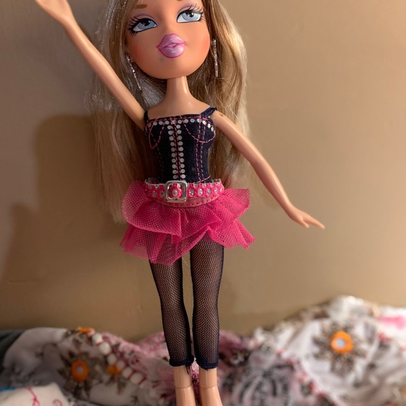 Birthday Bash Chloe Bratz doll 2001 - Picture 6 of 6